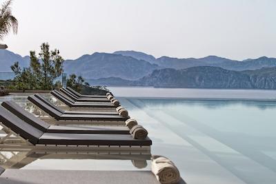 دی ماریس بی (دی-هتل ماریس سابق)