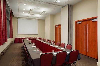 امبسی سوئیتس مونترئال