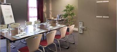 کمپنایل رویسی له مسنیل املوت