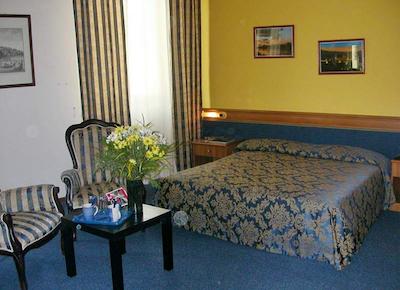 اچ اچ بی هتل