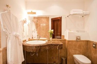 گلدن تراینگل هتل