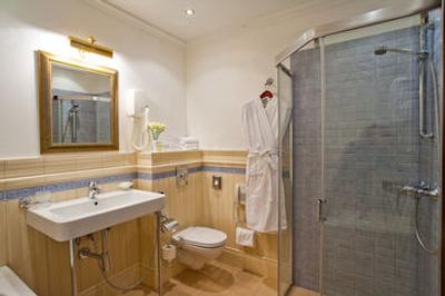 گلدن تراینگل هتل