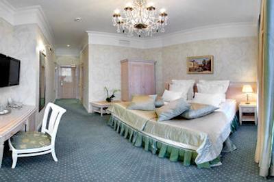 گلدن تراینگل هتل