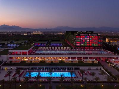 رویال آدم اند هوا