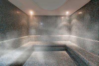 الیت ورلد وان هتل