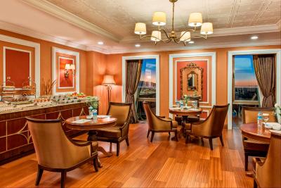 الیت ورلد وان هتل