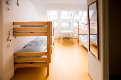 ای اند تی هالیدی هاستل وین