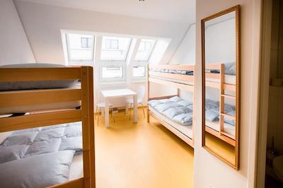 ای اند تی هالیدی هاستل وین