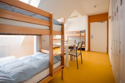 ای اند تی هالیدی هاستل وین