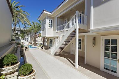 الگانس ایست هتل