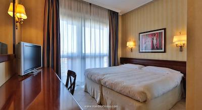 اتاهتل کنتسا جولاندا