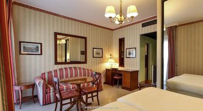 اتاهتل کنتسا جولاندا