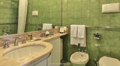 اتاهتل کنتسا جولاندا