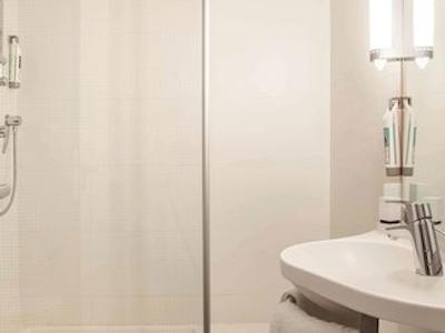 آیبیس بارسلونا پلازا گلرویز 22