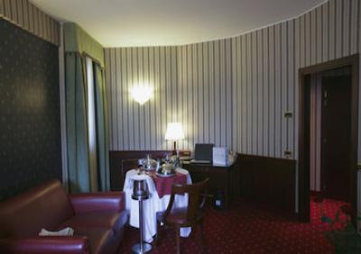 بست وسترن آنتارس‌ کنکورد میلان