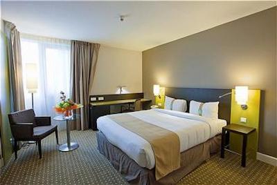 هالیدی این پاریس سی دی جی ایرپورت