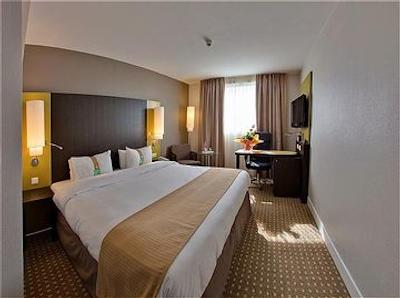 هالیدی این پاریس سی دی جی ایرپورت