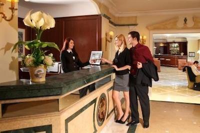 دونا لاورا پالاس