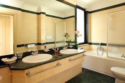 دونا لاورا پالاس