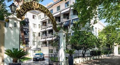 دونا لاورا پالاس