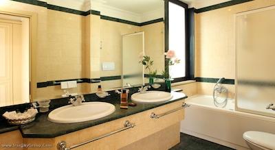 دونا لاورا پالاس