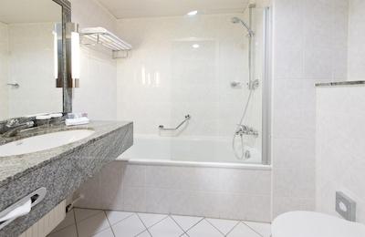 لئوناردو رویال هتل دوسلدرف کنیکسالی