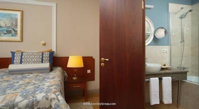 هلوتیا دلوکس هتل