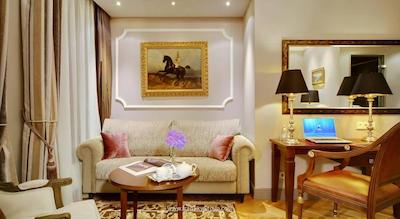 هلوتیا دلوکس هتل