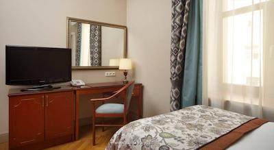 هلوتیا دلوکس هتل