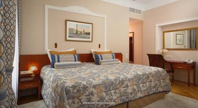 هلوتیا دلوکس هتل