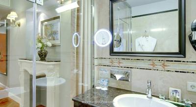 هلوتیا دلوکس هتل