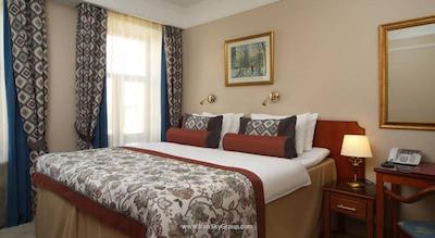 هلوتیا دلوکس هتل