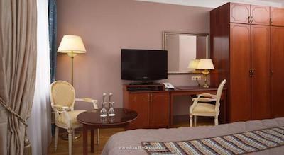 هلوتیا دلوکس هتل