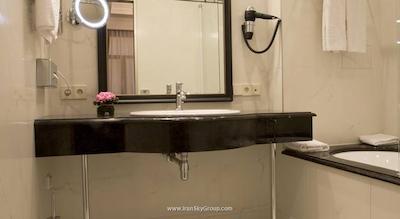 هلوتیا دلوکس هتل