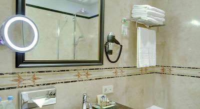 هلوتیا دلوکس هتل