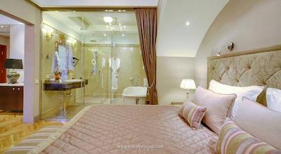 هلوتیا دلوکس هتل