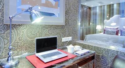 هلوتیا دلوکس هتل