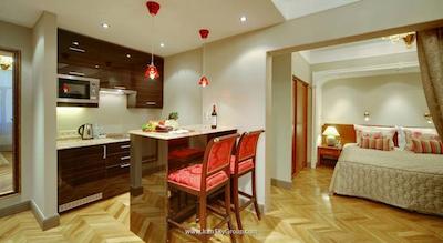 هلوتیا دلوکس هتل