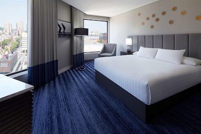 دابل تری بای هیلتون مونترال