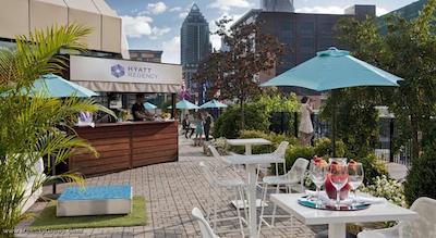 دابل تری بای هیلتون مونترال