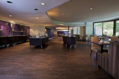 دابل تری بای هیلتون مونترال