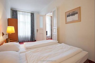 ازیموت هتل برلین کورفورستندام