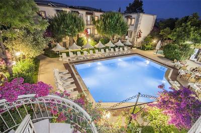 مون شاین هتل اند سوئیتز