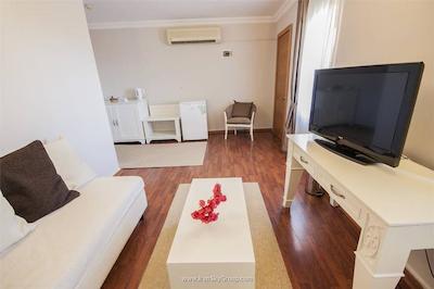 مون شاین هتل اند سوئیتز