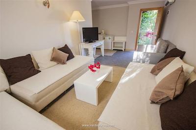 مون شاین هتل اند سوئیتز