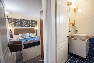 مون شاین هتل اند سوئیتز