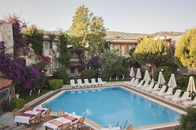 مون شاین هتل اند سوئیتز