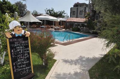 مون شاین هتل اند سوئیتز