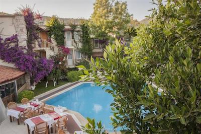 مون شاین هتل اند سوئیتز