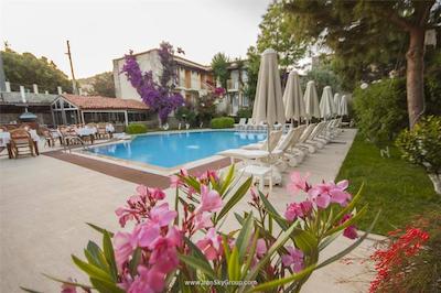 مون شاین هتل اند سوئیتز